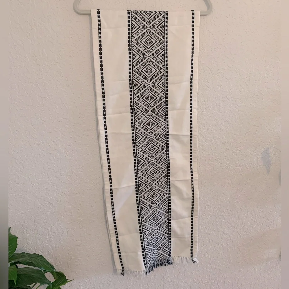 Table runner - Picture 1 of 1